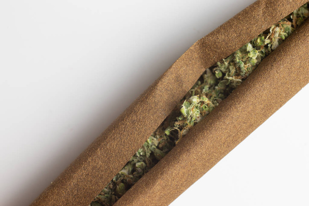 Cannabis joint απομονωμένη κορυφαία προβολή, λευκό φόντο. - Φωτογραφία, εικόνα