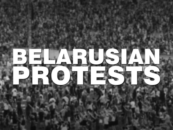 Fehérorosz tüntetők jele. Nem fókuszált tömeg háttér. Képviseli a jelenlegi politikai zavargásokat és nyugtalanságot Fehéroroszországban 2020-ban. - Fotó, kép