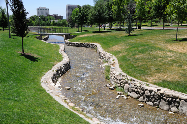 mesterséges patak átfolyik a városi park - Fotó, kép