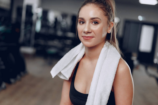 Portrait of a young sporty caucasian woman training in a fitness club - Фото, зображення