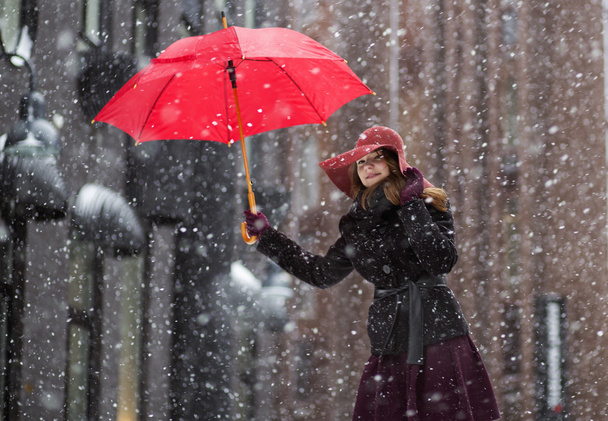 Frau am Wintertag mit rotem Regenschirm - Foto, Bild