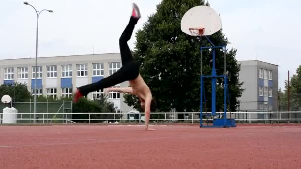 Breakdancer on the street - Felvétel, videó