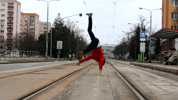 breakdancer στην πόλη - Πλάνα, βίντεο
