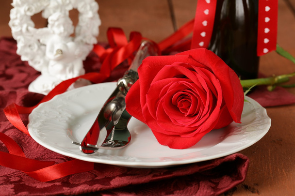 休日聖バレンタインのバラとロマンチックなテーブルセッティング - 写真・画像
