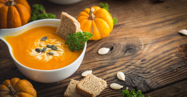 Pumpkin soup with parsley and cream - Foto, Imagen