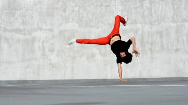 Breakdancer auf dem Parkplatz - Filmmaterial, Video