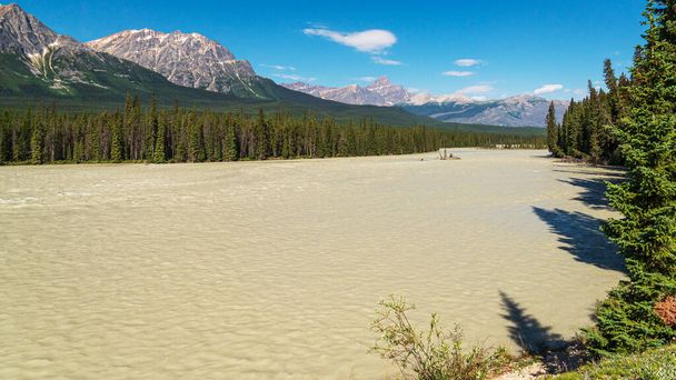 Přírodní scenérie s Talbot Lake a krásnými horami, Alberta, Kanada - Fotografie, Obrázek