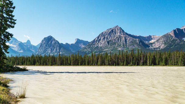Paisaje natural con lago Talbot y montañas escénicas, Alberta, Canadá - Foto, Imagen