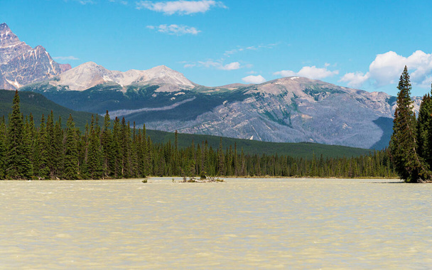 Přírodní scenérie s Talbotským jezerem a malebnými horami, Alberta, Kanada - Fotografie, Obrázek