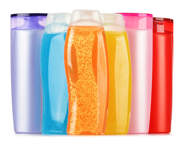 Plastik şişeler dolusu vücut bakımı ve güzellik ürünleri. - Fotoğraf, Görsel