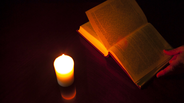 Книга и горящая свеча
 - Кадры, видео