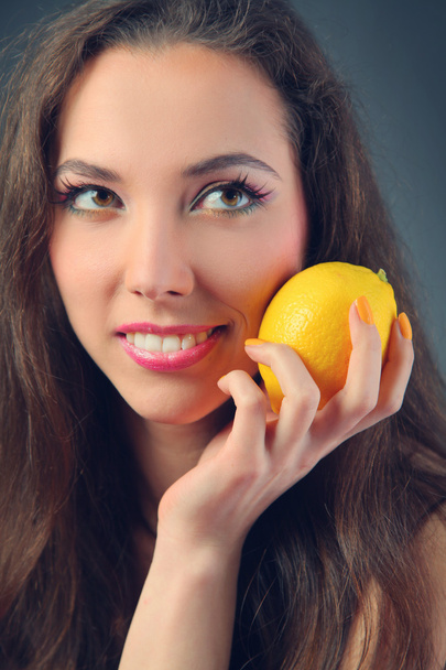 lemon and face - Foto, afbeelding