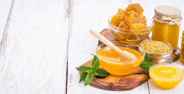 Fresh honey in the jars, with honeycomb and bee pollen - Valokuva, kuva