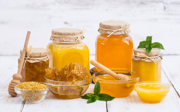 Fresh honey in the jars, with honeycomb and bee pollen - Foto, immagini