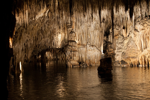 多くの石筍と鍾乳石とドラックの洞窟。スペインのマヨルカ島 - 写真・画像