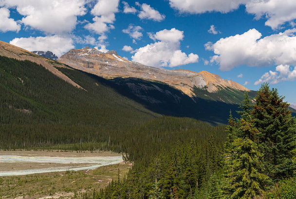 krásná horská krajina v Banff National Park, Alberta, Kanada - Fotografie, Obrázek