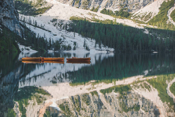 barcos no meio do lago braies na Itália. férias de verão. reflexo de espelho de montanhas em água - Foto, Imagem