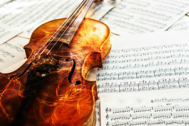 Стара скрипка лежить на аркуші музики
 - Фото, зображення