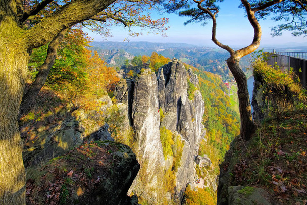 Bastei Rocks na Suíça Saxônica, Saxônia na Alemanha
 - Foto, Imagem