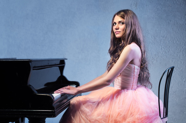 Portrait of woman with grand piano - 写真・画像