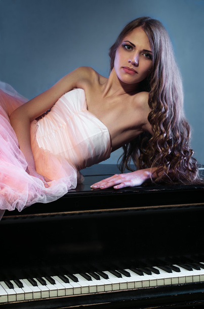 Portrait of woman with grand piano - Foto, Imagen