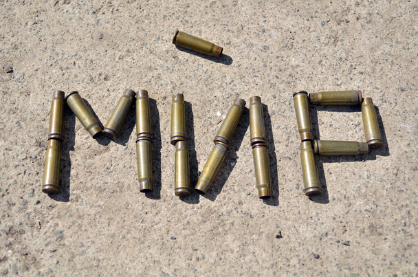 Слово Мир на Мбаппе, созданном из пулевых выстрелов - Фото, изображение