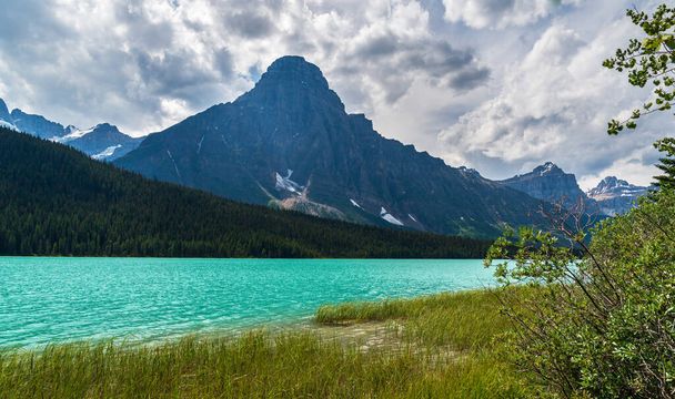 バンフ国立公園、アルバータ州、カナダのエメラルド湖と風光明媚な山々と美しい風景 - 写真・画像