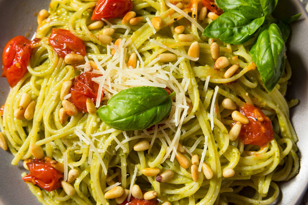 Healthy Homemade Basil Pesto Pasta with Tomatoes and Pine Nuts - Zdjęcie, obraz