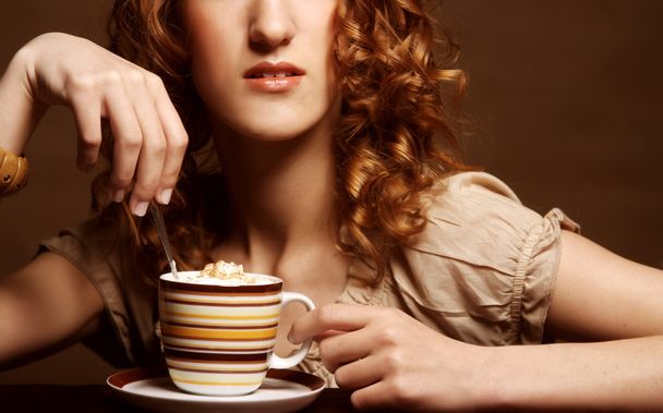 hübsche Frau trinkt Kaffee - Foto, Bild
