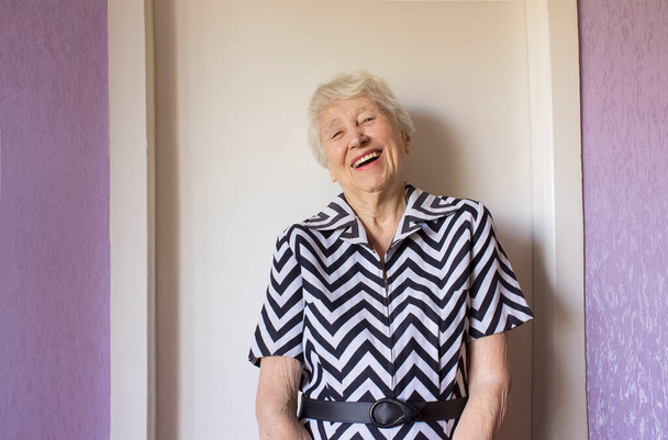 Το πορτραίτο μιας χαρούμενης ηλικιωμένης γυναίκας πάνω στο στούντιο - Φωτογραφία, εικόνα