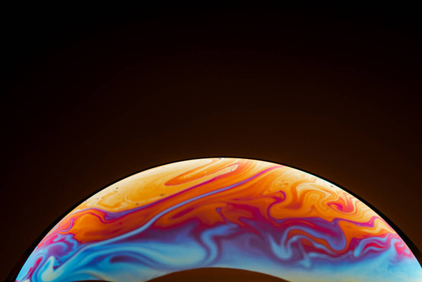 La mitad de una burbuja de jabón, un fondo semicírculo abstracto. El modelo del cosmos o los planetas. - Foto, imagen