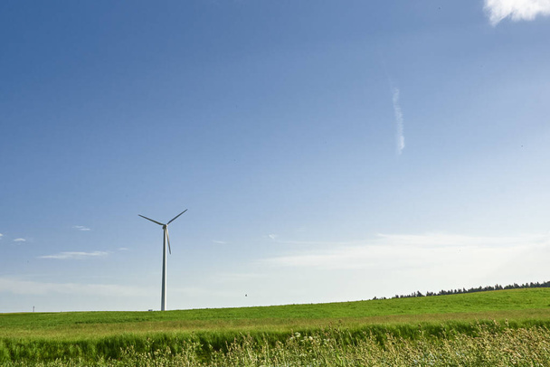 Turbina eólica en el campo. Concepto de energía eólica. Energías renovables para la protección del clima - Foto, Imagen
