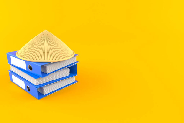 オレンジ色の背景に孤立したリングバインダーを持つ中国の帽子。3Dイラスト - 写真・画像