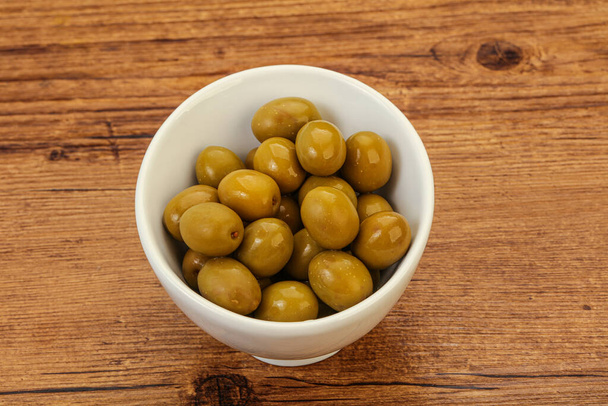 Зелені мариновані оливки купа в мисці
 - Фото, зображення