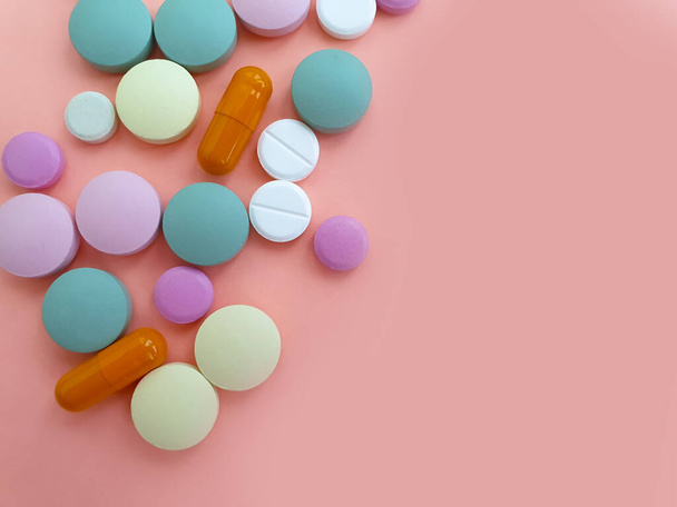 vitamin pill on a colored background - Zdjęcie, obraz