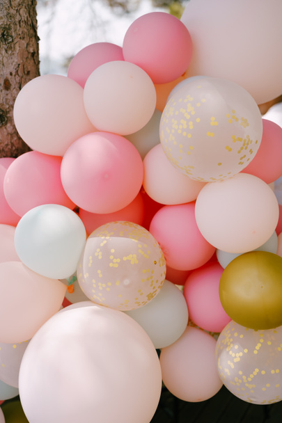 Primo piano di molti palloncini di elio in colori pastello. - Foto, immagini