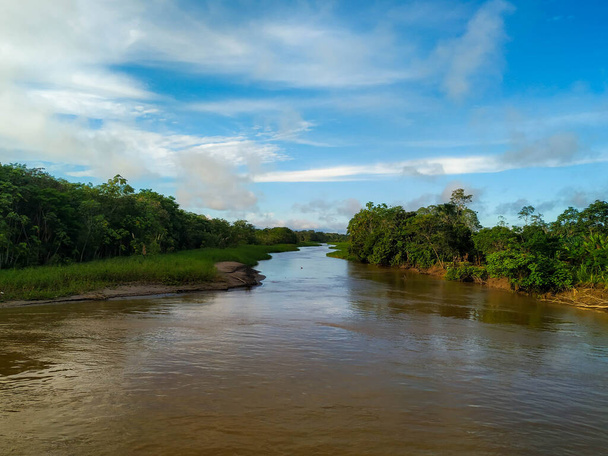 Rio delle Amazzoni e nuvole riflesso - Foto, immagini
