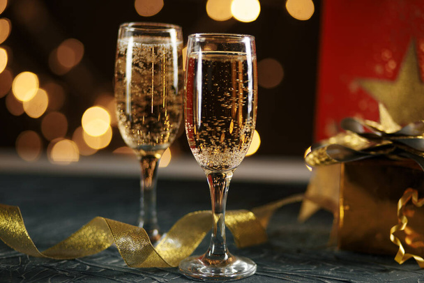 Fita, bugigangas e vinho contra as luzes de Natal - Foto, Imagem