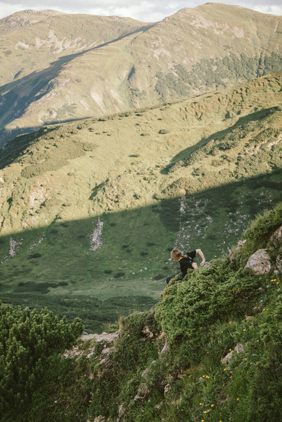 kilátás egy sziklás hegyre - Fotó, kép