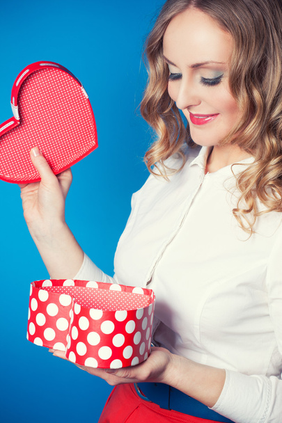 Woman holding heart-shaped box - Foto, afbeelding