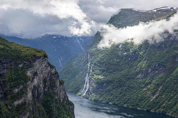 Blick über den Geiranger Fjord und den Seven Sisters Wasserfall vom Aussichtspunkt Ornesvingen-Eagle - Foto, Bild