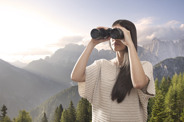 Jeune femme regardant avec binoculaire
 - Photo, image