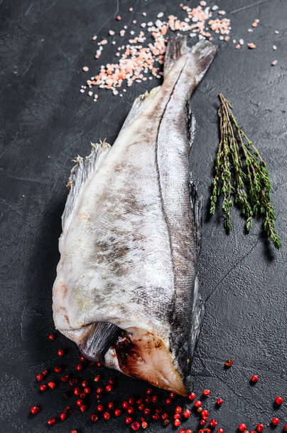 Carcasse fraîche de poisson églefin. Fond noir. Vue du dessus. - Photo, image