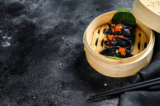 Black Dim sum plplings in bamboo steamer Азійська кухня. Чорний фон. Краєвид. Копіювальний простір. - Фото, зображення