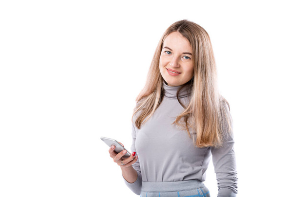 Feliz mujer joven caucásica sosteniendo teléfono inteligente utilizando aplicaciones móviles en línea, sonriente mujer de negocios que envía mensajes SMS, charlando por teléfono, mirando el teléfono móvil, aislado en blanco. - Foto, imagen
