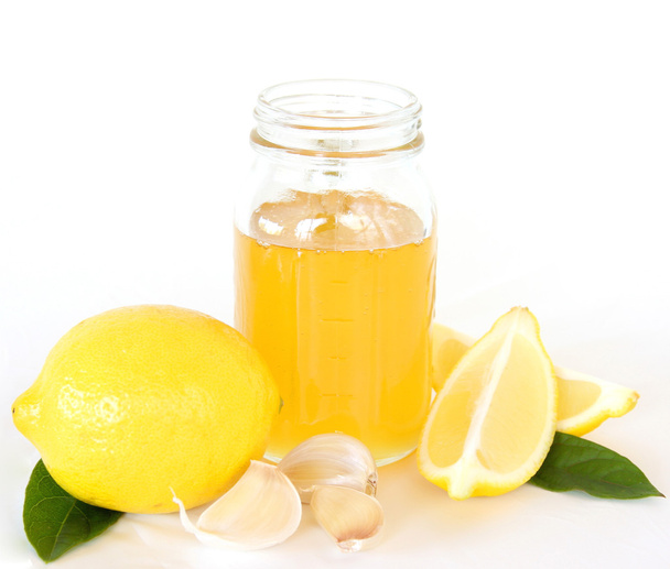 koude en griep remedie - citroen honing en knoflook - Foto, afbeelding