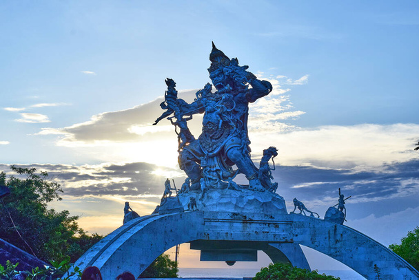 Uluwatu Tapınağı Balili: Pura Luhur Uluwatu, Uluwatu Güney Kuta, Badung 'da bulunan bir Hindu deniz tapınağı. Tapınak, Hüzünlü Kahyangan 'lardan biri olarak kabul edilir ve Rudra olarak kendini Sang Hyang Widhi Wasa' ya adamıştır.. - Fotoğraf, Görsel