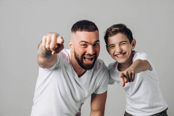 laughing daddy and son pointing at the camera - Foto, Imagem