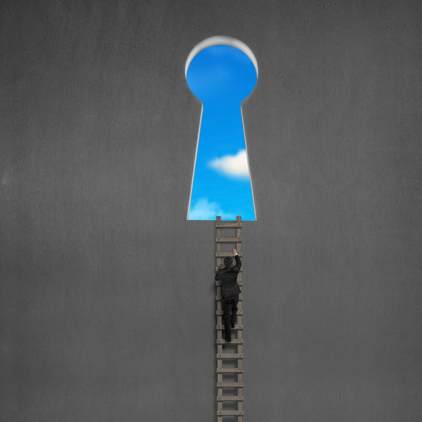 podnikatel na klíčové tvar dveří s modrá obloha venku - Fotografie, Obrázek