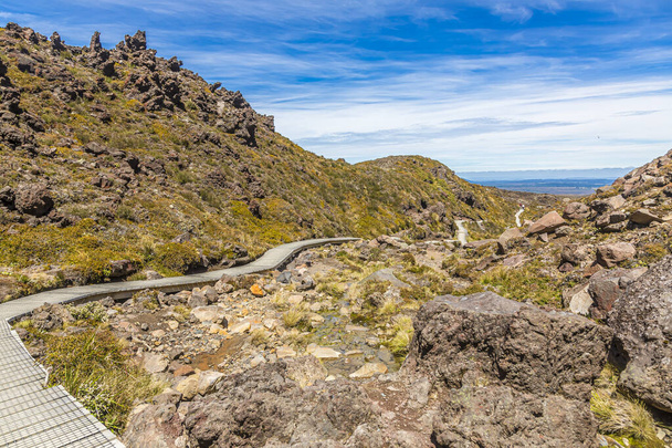 Kép a túraútvonalról a Tongariro Nemzeti Parkban Új-Zéland északi szigetén - Fotó, kép